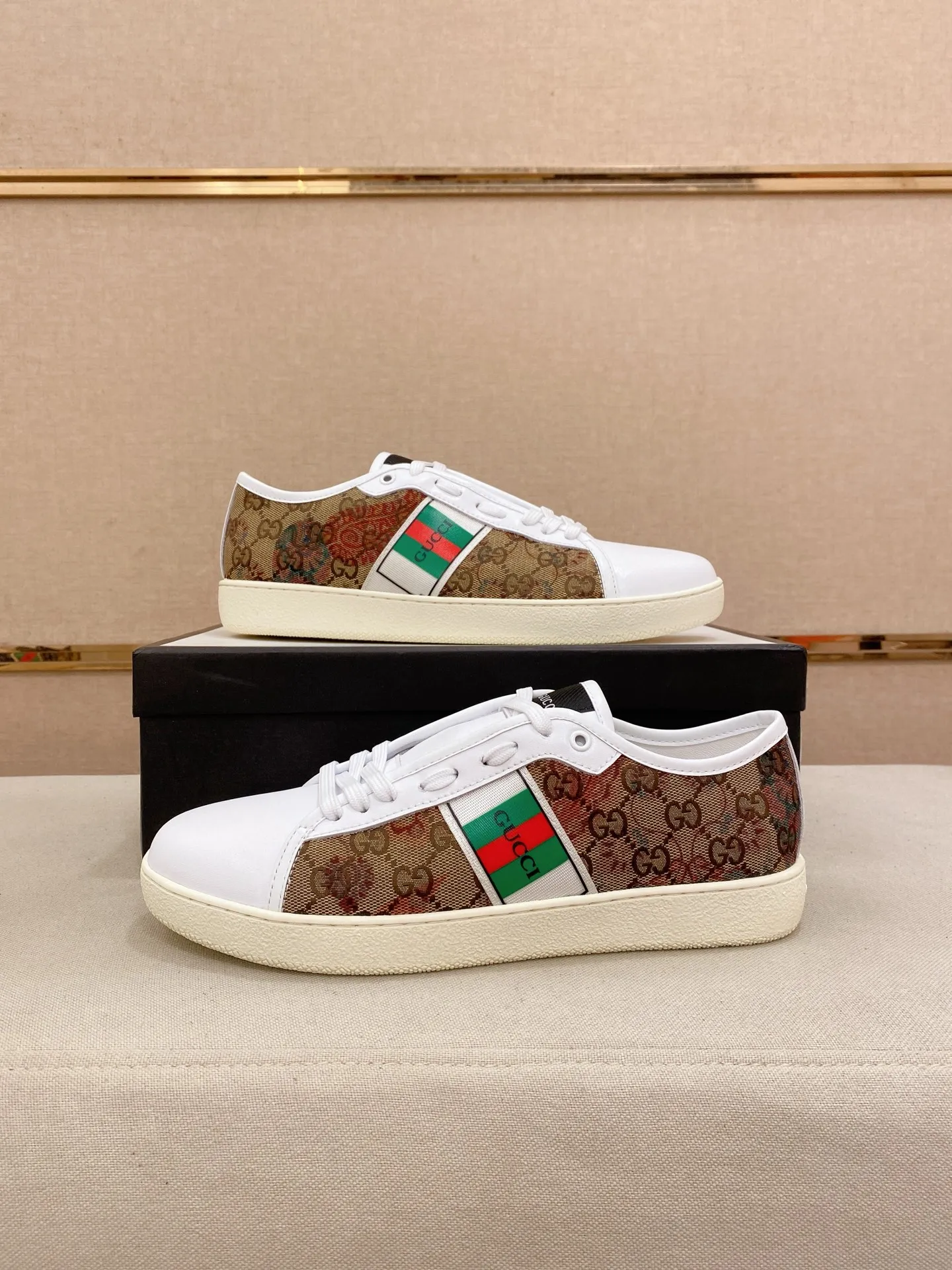 Factory price: 400💰 (GUCCI) The latest model from the official website 🎁🎁Casual and fashionable men's shoes👟, hot style 💥The version is simple and elegant, exclusive for trendy men. Unique official website latest brand elements 👑Gucci original decoration, fashionable and generous, the fabric is original cowhide ✅sheepskin lining, the official website specifies wear-resistant casual outsole, the classic model is taken in kind at the counter🎬38-44 (45 is not returned or exchanged)